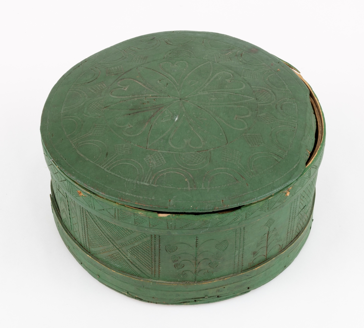 Rikt utskåret både på lokk og tine. 