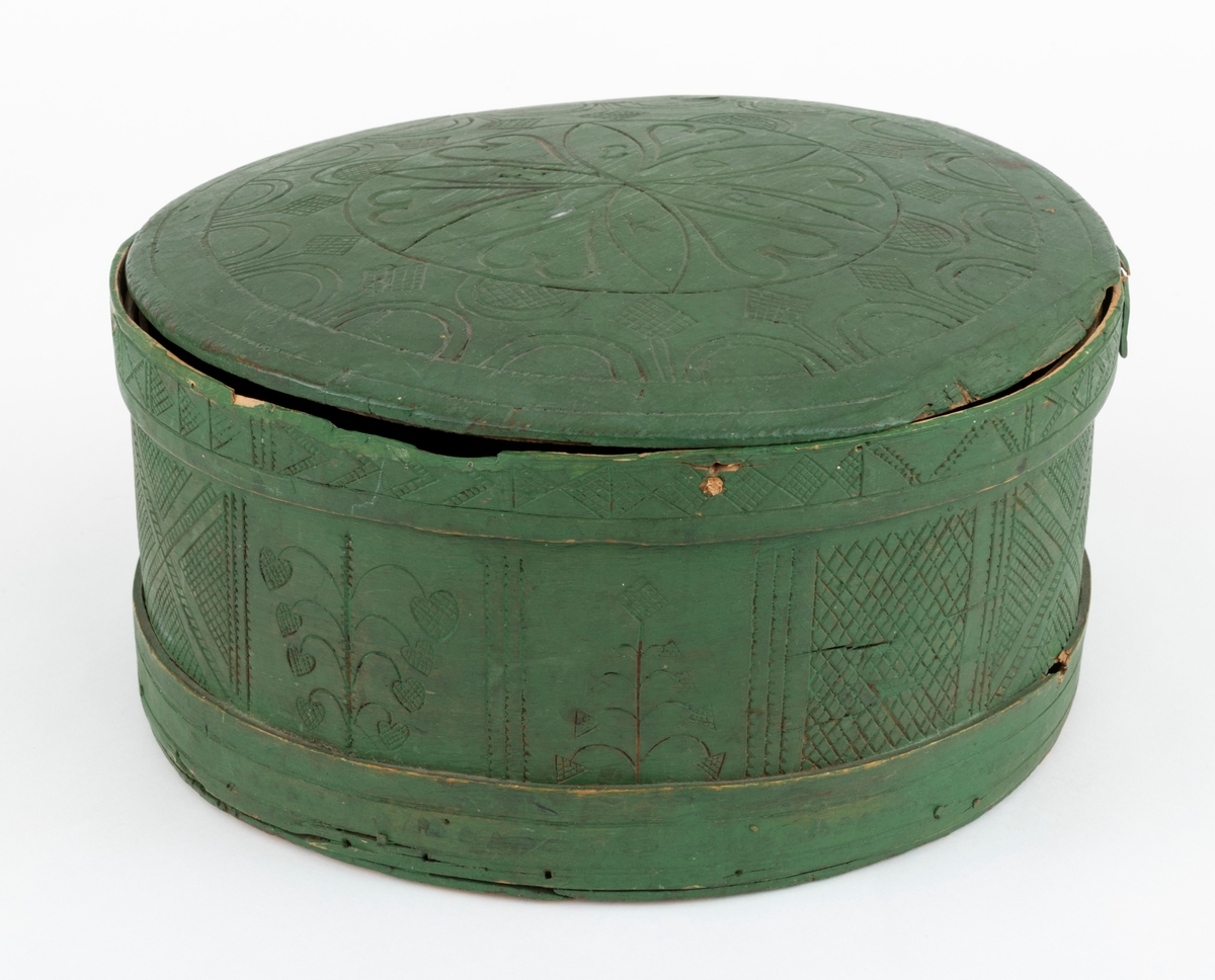 Rikt utskåret både på lokk og tine. 