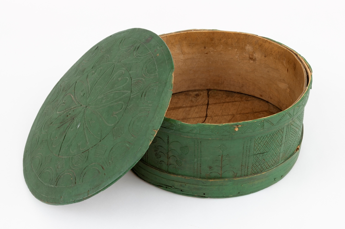 Rikt utskåret både på lokk og tine. 