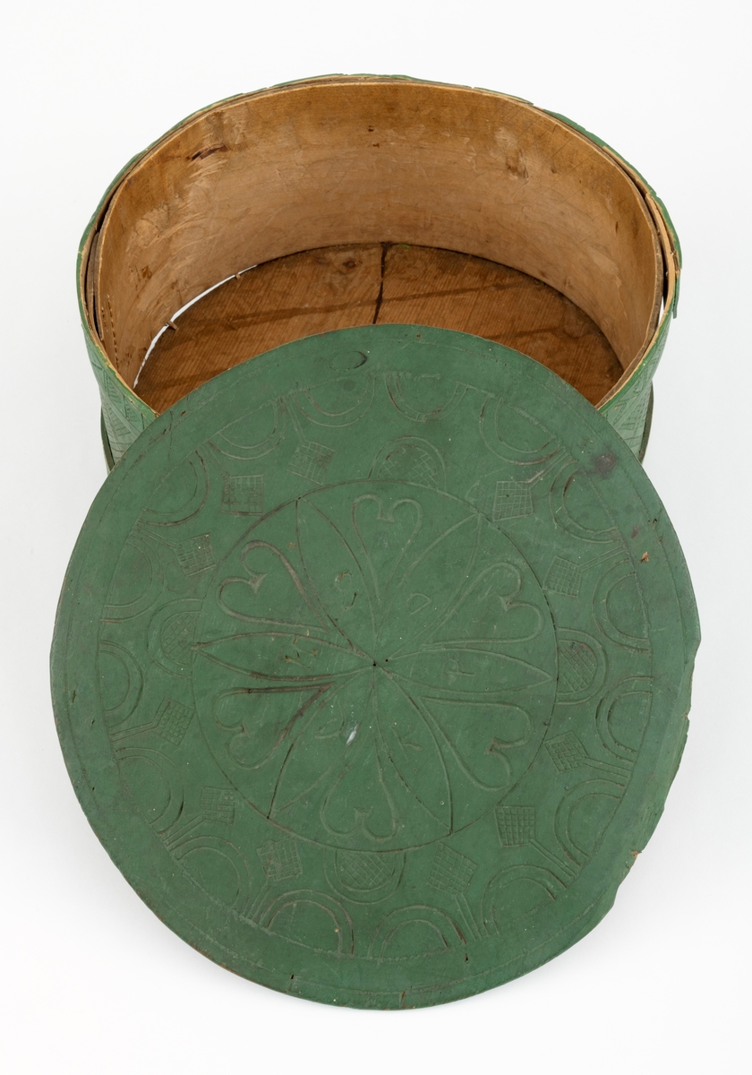 Rikt utskåret både på lokk og tine. 