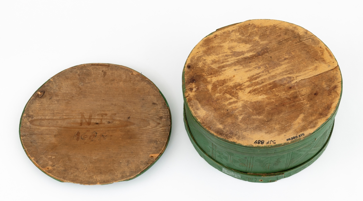 Rikt utskåret både på lokk og tine. 