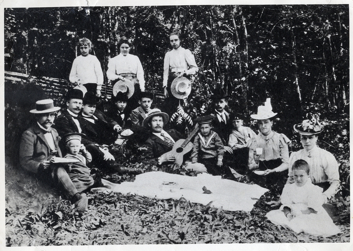 Ett sällskap som firar midsommar på en ö i Storsjön, Bergsjö 1900.