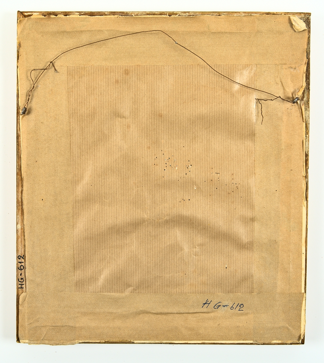 Gratulationstavla från 1840- 50-talet. Av papper med plats för text inom en ram av nedtill: blomsterrankor med två änglar, vid sidorna: urnor med blommor bildande pelare, vardera med en fågel överst. Upptill: inom en krans av blommor stående kerub med blomsterurna över huvudet. Ingen text. Glasad och inramad med förgylld list.