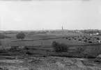 En för tiden unik vy mot Linköping. Utblick över Tannefors och Kungsladugårdsområdet mot staden i västlig riktning. Odaterad bild som preciserats till 1913.