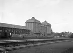 År 1927 byggdes kraftstationen i Svartåns fall mitt i Mjölby, och Mjölby Kvarn AB flyttade sin verksamhet till järnvägsområdet. Silobyggnaden på bilden stod klar 1928. Odaterad bild från tiden före järnbanans elektrifiering 1933.