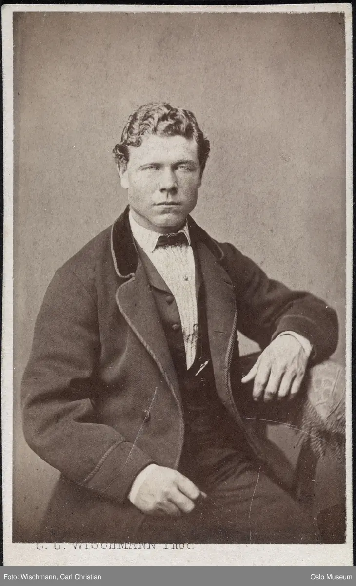 portrett, mann, sittende knefigur