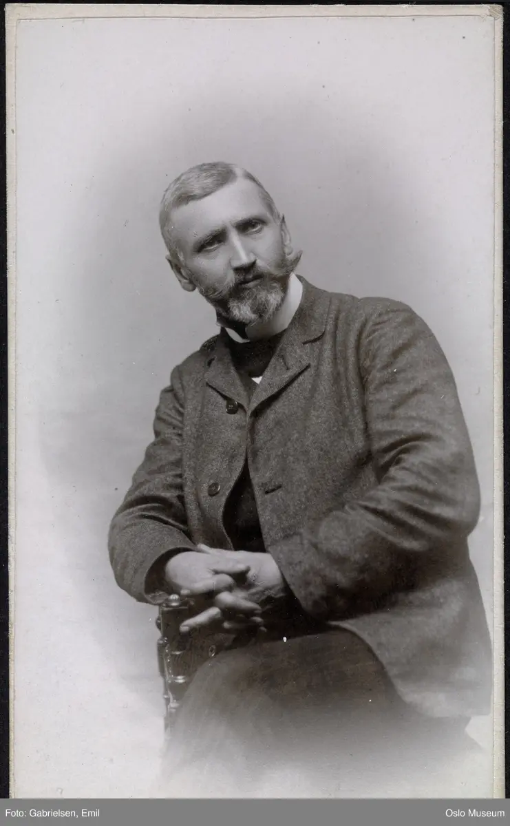portrett, mann, sittende knefigur