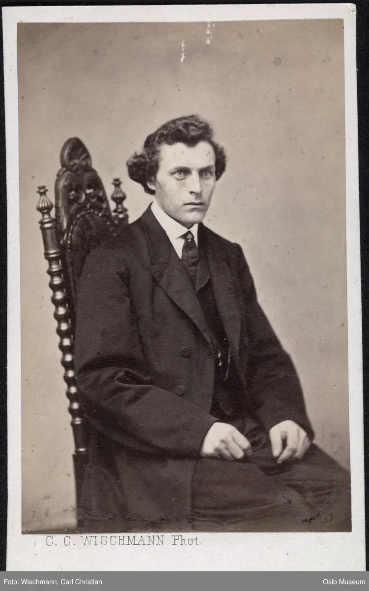 portrett, mann, sittende knefigur