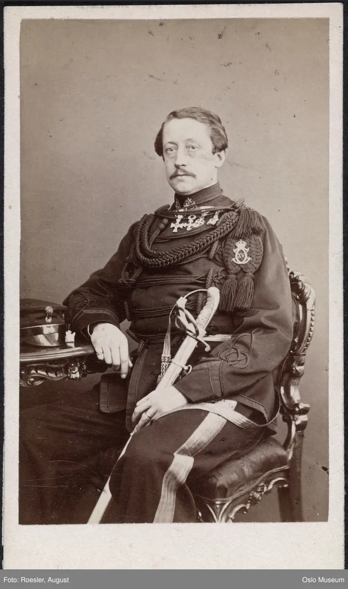portrett, mann, offiser, sittende knefigur, uniform