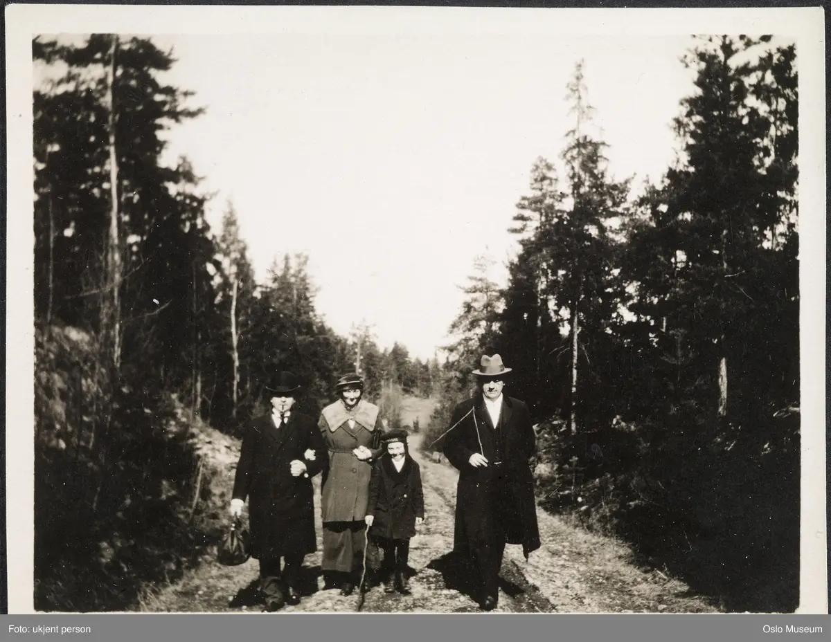 skogsvei, menn, kvinne, gutt