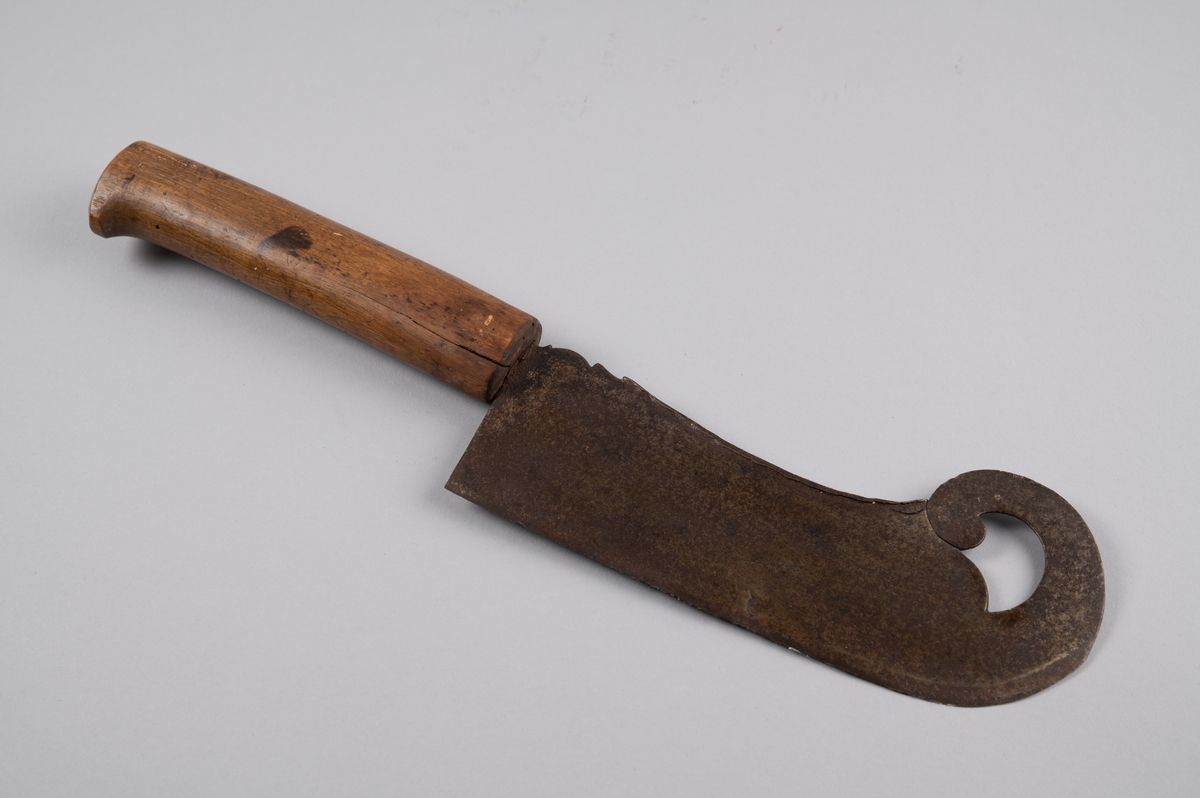 Stor kniv til hakking av kjøtt eller grønnsaker. Bredt blad, formet som en snabelskøyte, og rett skaft.