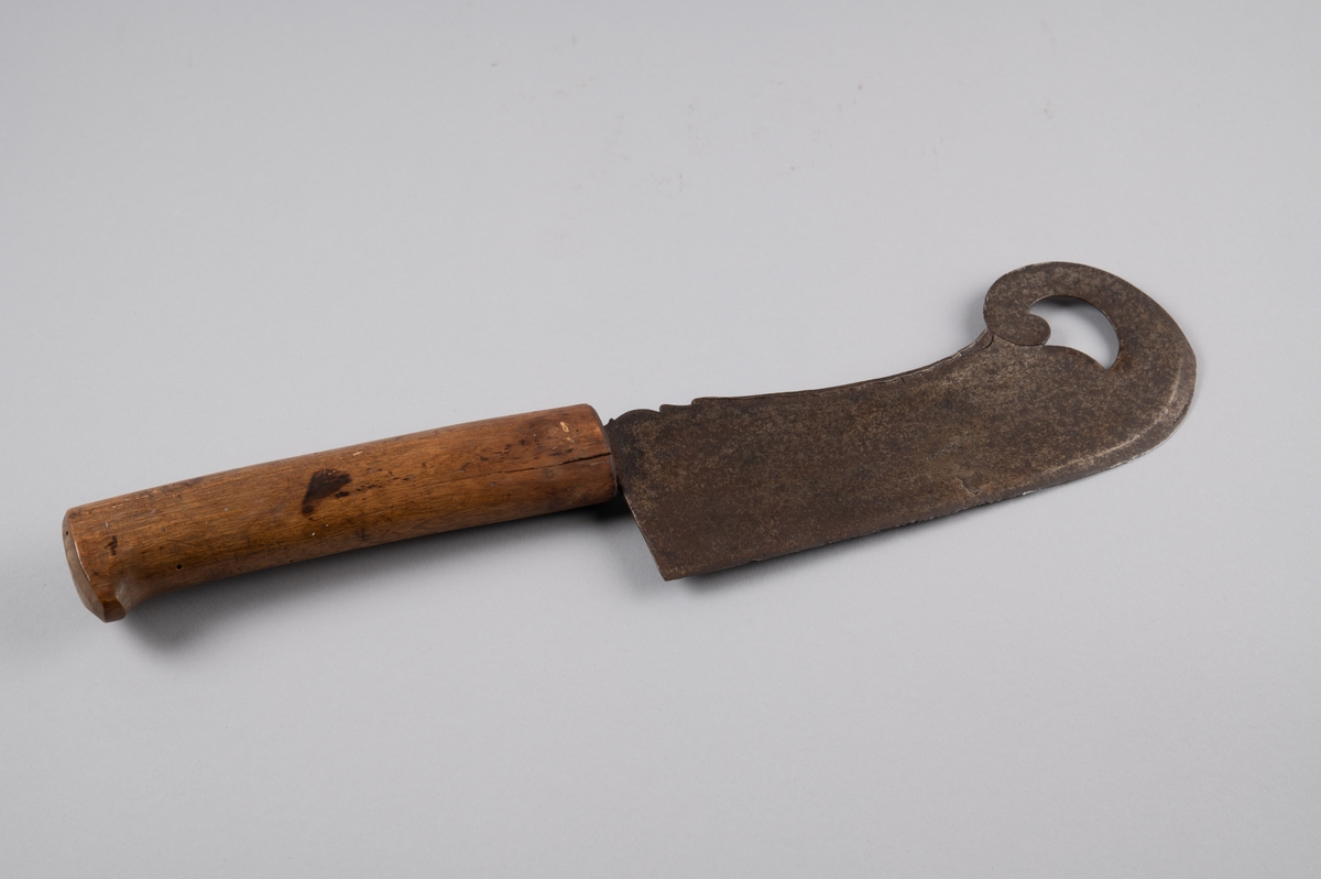 Stor kniv til hakking av kjøtt eller grønnsaker. Bredt blad, formet som en snabelskøyte, og rett skaft.