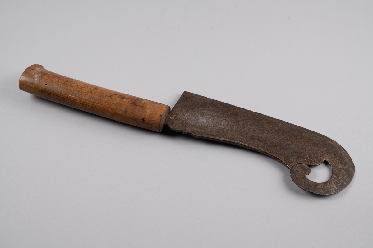 Stor kniv til hakking av kjøtt eller grønnsaker. Bredt blad, formet som en snabelskøyte, og rett skaft.