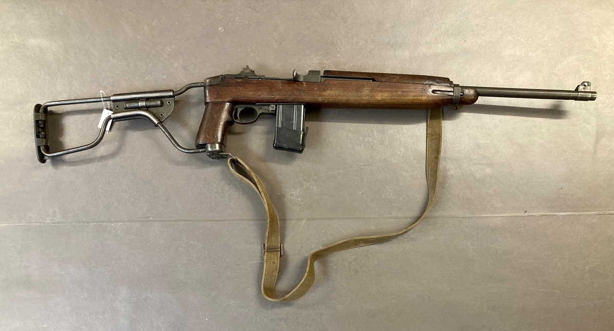 Selvladerkarabin med sammenleggbar kolbe.