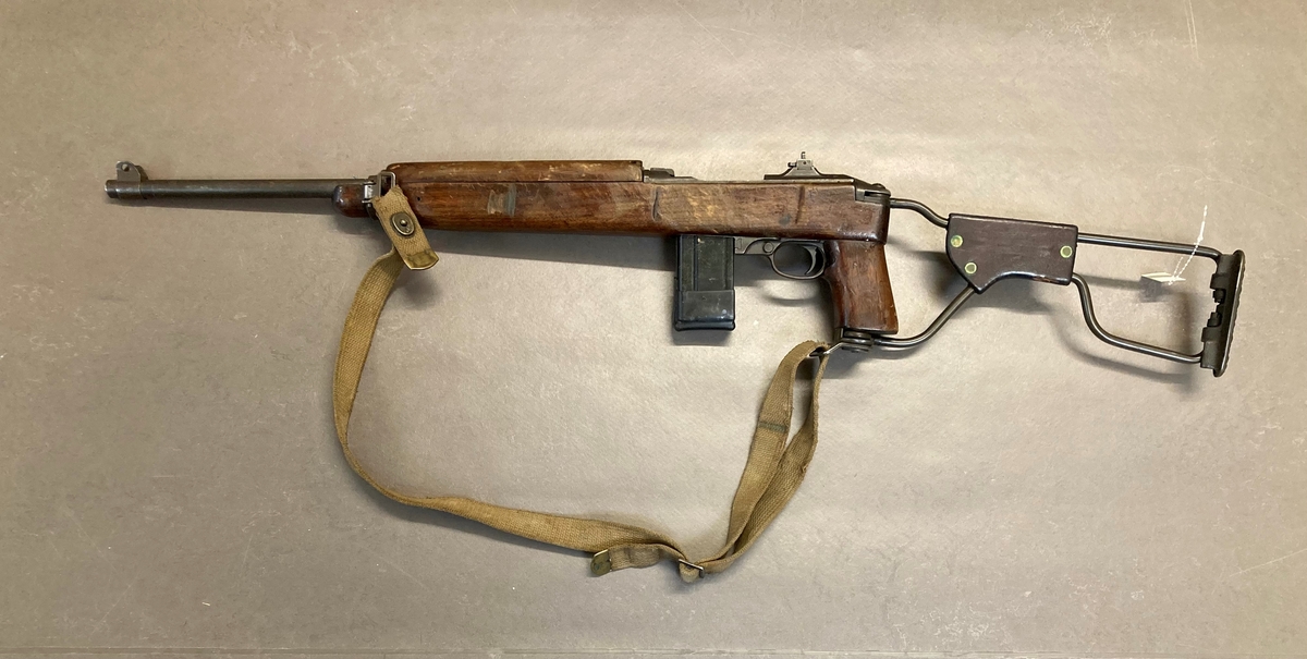 Selvladerkarabin med sammenleggbar kolbe.
