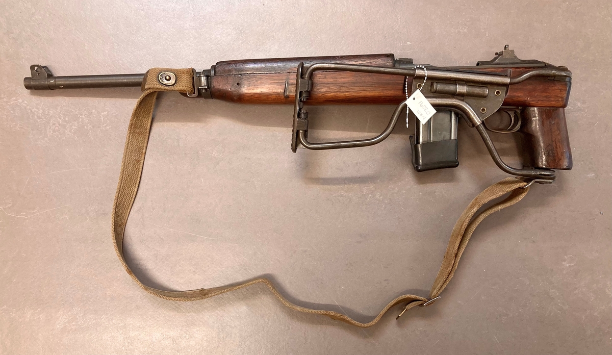 Selvladerkarabin med sammenleggbar kolbe.