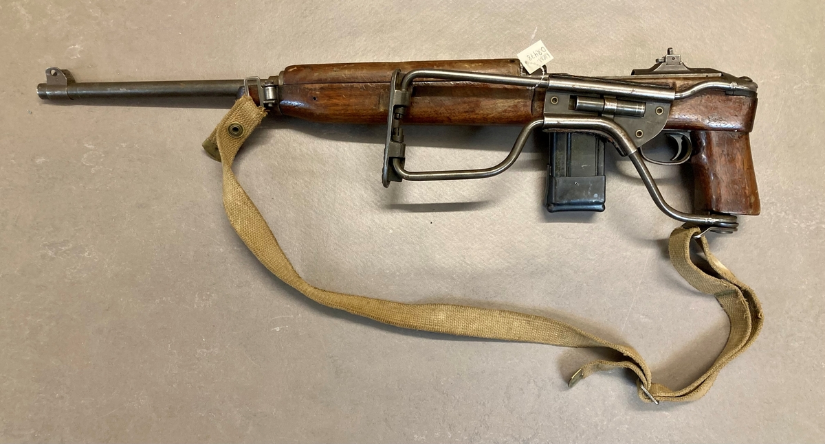 Selvladerkarabin med sammenleggbar kolbe.
