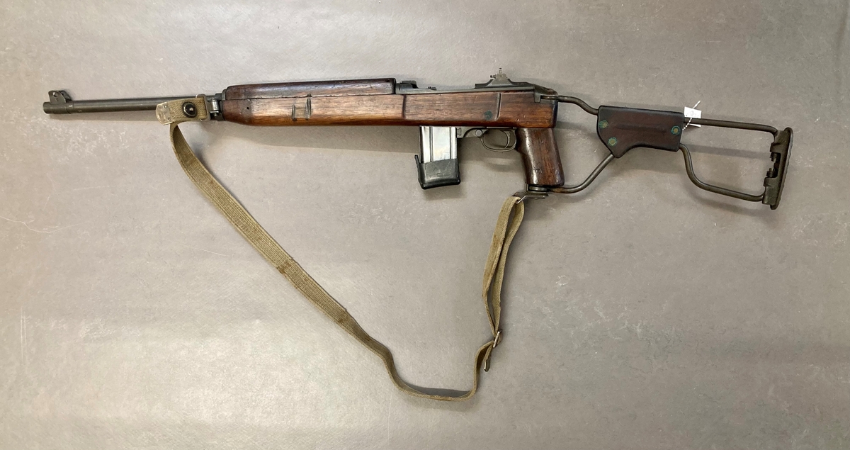 Selvladerkarabin med sammenleggbar kolbe.