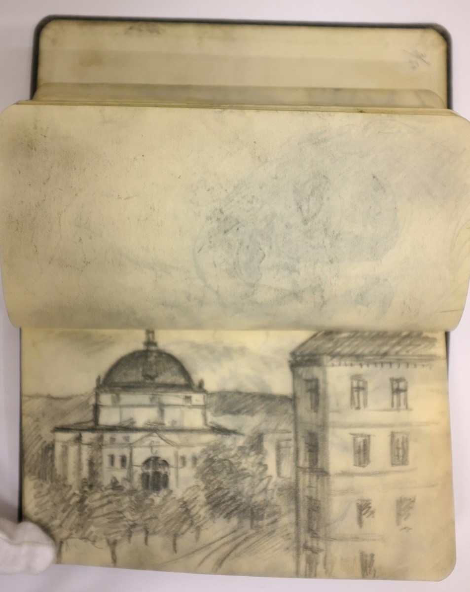 Brun skissebok [Tegning]