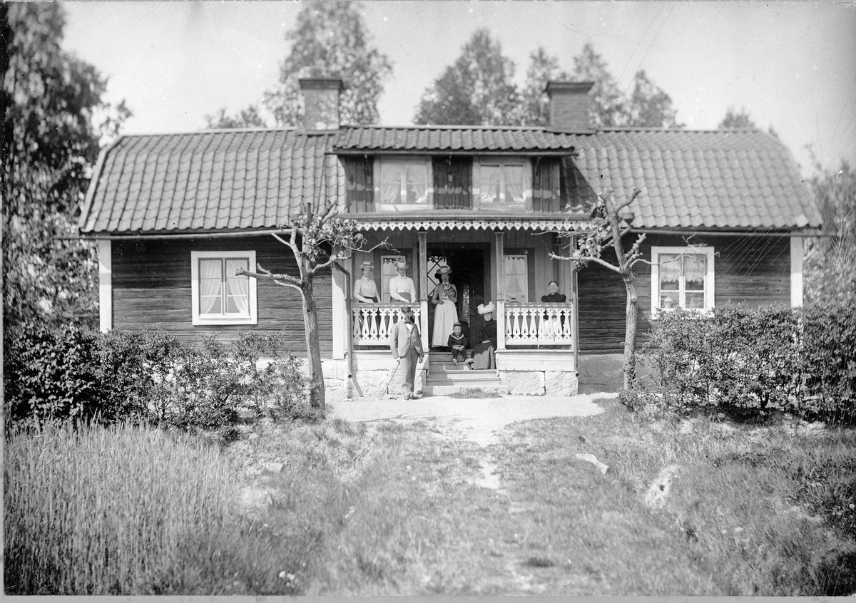 Fotografi av bostadshus, okänd.