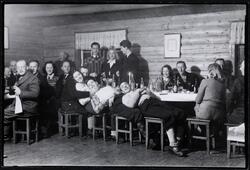 hytte, interiør, langbord, menn, kvinner, flasker, fest