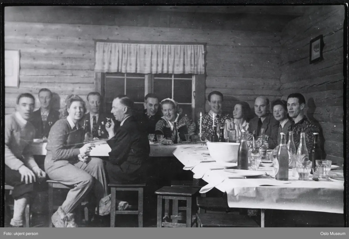 hytte, interiør, langbord, menn, kvinner, flasker, fest