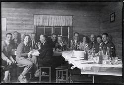 hytte, interiør, langbord, menn, kvinner, flasker, fest