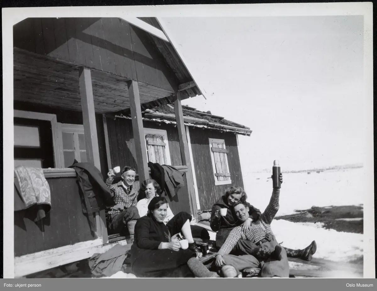 hytte, trapp, kvinner, menn, skitur, rast, termos, kaffekopper, fjellandskap, snø