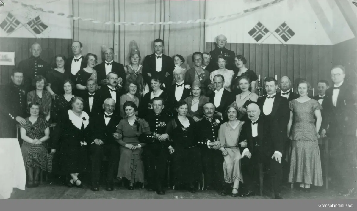 Avskjedsselskap for oberstløytnant Olav Eriksen den 8. Juli 1934.
Første rekke:
1: Ukjent.
2: Ukjent
3: Arthur Klerck.
4: Fru Anne Helskog (mor til ingeniør Helskog).
5: Kaptein Toralf Tveiten.
6: fru Eriksen.
7: Oberstløytnant Olav Eriksen.
8: Fru Ellinor Balke.
9: Ukjent.
10: Kaptein Neset.
11: Ukjent.
12: Martha Torgersrud.
13: Ukjent.
14: Kontorsjef Erik Balke.
15: Ukjent.
16: Fredrikke Knudtzen.
17: Verksdirektør Johan Jentoft Knudtzen.
18: Ellinor Tveiten.
19: Møller.
20: Sykesøster Gyda (Guda? Gada?) Andressen.
21: Politimester Haakon Holmsen.
22:  Hovedbokholder Leonard Helskog  
23: Ukjent.
24: Ukjent, men kan være Helskog.
25: Overingeniør (og senere Verksdirektør) Hans Torgersrud. 
26: Kaptein Audun Magnus.
27: Ukjent.
28: Doktor Alf Palmstrøm.
29: Evy Palmstrøm.
30: Ukjent.
31: Fylkeslege Grimsgaard.
32: Ukjent.
33: Ukjent.
34: Ukjent.
35: Ukjent.
36: fru Møller.
37: Ukjent.
38: Ukjent.
 