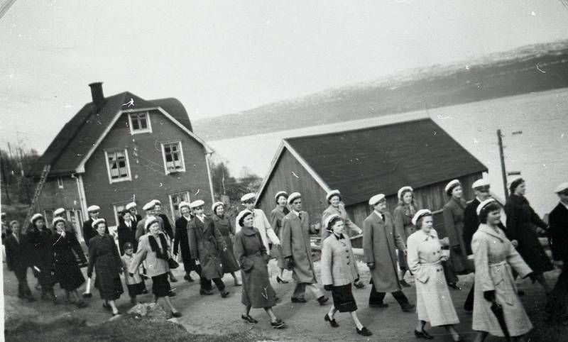 Sangkor i tog langs Ankenesveien på vei mot kirka og Ankenes torv. Huset som passeres lå ved Oråkeren og ble revet ca.1960 for utbedre veien. Postadressen på øversiden av veien er ca. Ankenesveien 207.