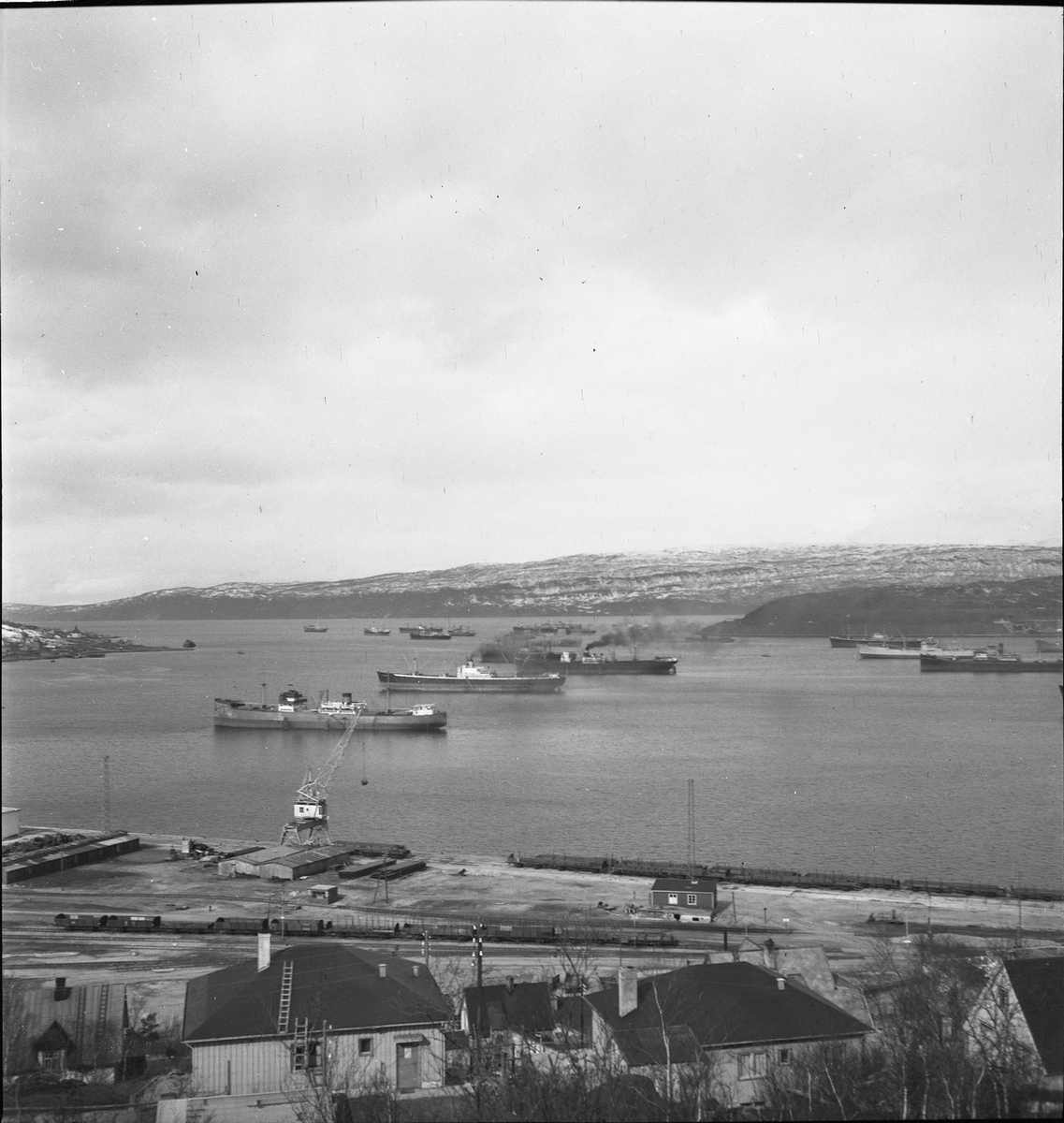 Malmbåter på Narvik havn Fagerneskaia med portalkranen anskaffet i 1942.