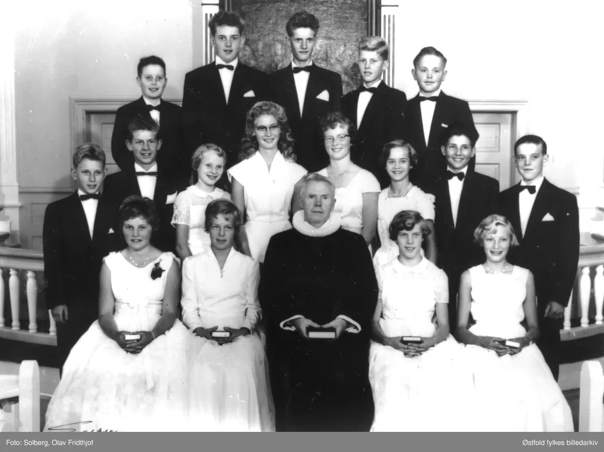 Konfirmanter i Varteig kirke i 1959 med presten Birger Ingolfstad. Navneliste med plassering, se fotokort.