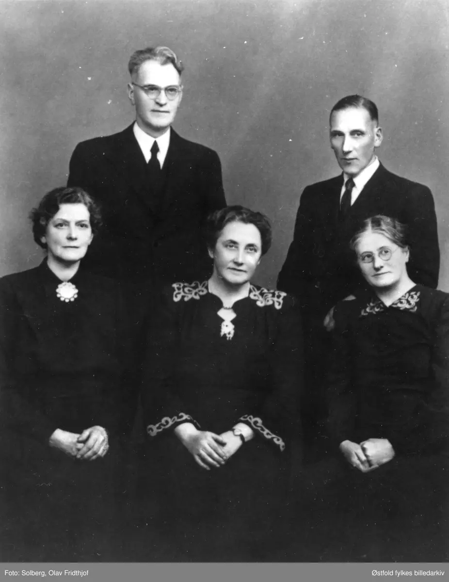 Lærere i Varteig fotografert i 1959 ved sentraliseringen av skolevesenet. Foran fra venstre: Anna Mørkeseth, Anna Oland, Inga Kjærland. Bak fra venstre Peder Mørkeseth, Olav A. Kjærland.