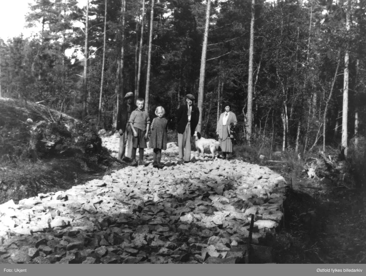 Bygging av Nipaveien 1937-39. Fra v.: Jens Kingsrød, Gunnar Kingsrød, Bodil Kingsrød, Edmund Kingsrød og Albertha Riiser Stamsaas som eide Nipa gård.