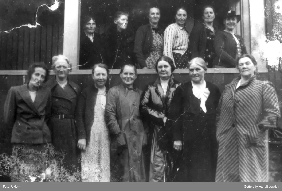 Neaskog kvinneforening (tilsluttet Norsk Misjonsselskap) på tur ca. 1935. Navneliste med plassering, se fotokort.