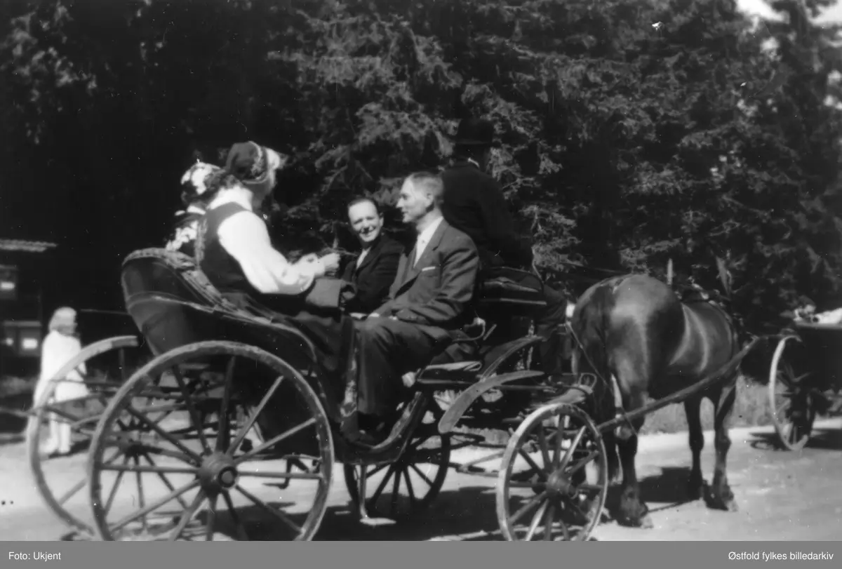 Fra 100-årsjubileet til Varteig kommune i 1961. I trillen: Ragnhild Larsen Småberg, Borghild Lyche, Ole Larsen Småberg, Johan M. Lyche. Kusk: Peder Bergerud.
