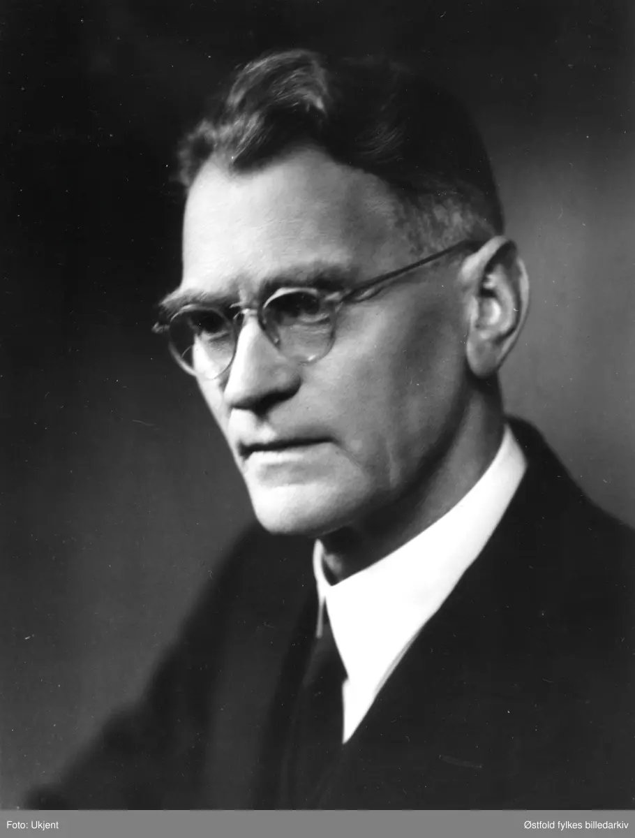 Portrett av Peder Mørkeseth.  Ordfører 1935-40 og 1972-79. Representerte Arbeiderpartiet. Medlem av herredstyret fra 1932-1955 unntatt 1940-45. Født i Skodje i Ålesund, kom til Varteig i 1921 som lærer og kirkesanger, gikk av med pensjon i 1955.