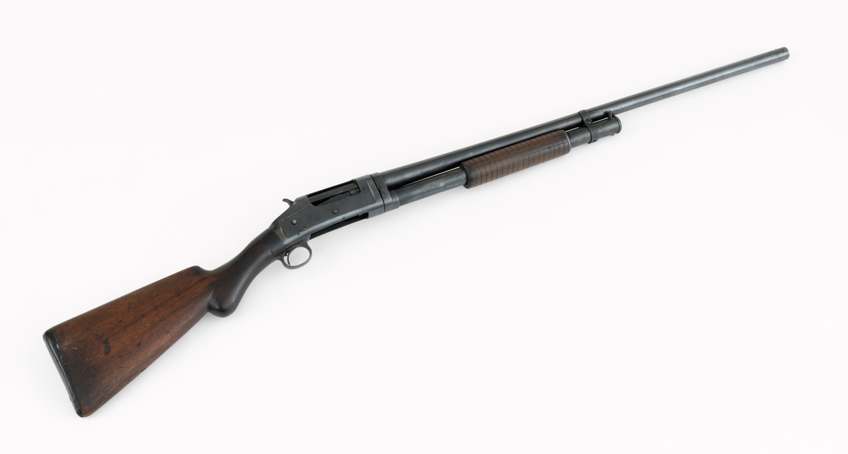 Winchester Model 1897, ei pumpehagle med rørmagasin, produsert av Winchester Repeating Arms Company i New Haven i Connecticut i USA (1866-2006). Dette våpenet er også kjent som Model 97, M97, eller Trench Gun. Model 1897 var en videreutvikling av Winchester Model 1893. Formgiveren bak disse våpnene var børsemakeren John Moses Browning (1855-1926). Magasinet sitter på undersida av løpets bakre del. Det er omgitt av et sylindrisk treskjefte. Når dette handtaket trekkes tilbake, trekkes også sluttstykkebolten bakover, slik at den tomme patronen kastes ut. Når det nevnte handtaket skyves framover igjen mates en ny patron inn i kammeret. Magasinene i Model 97 hadde vanligvis rom for 6 haglpatroner. Våpenet har full trangboring, det vil si at løpet, som bakfra har en diameter på 18,4 millimeter, men er cirka 1 millimeter trangere i den fremre enden. Dette ble gjort for å begrense spredningen haglene fikk på sin veg mot målet. Winchester Model 97 ble produsert i over én million eksemplarer i perioden 1897 til 1957. Ei innstemplet liste over patenter som ligger bak dette våpenet tyder på at den avbildete modellen er produsert etter 1906. Model 97 regnes som den første vellykte pumpehaglemodellen som kom på markedet. Den ble brukt av amerikanske soldater og politiavdelinger, samt av jegere. Her til lands har slike geværer vært omtalt som «Western-våpen». Den avbildete hagla er velbrukt, antakelig av en norsk jeger. Kolben, som ser ut til å være lagd av nøttetre, har tre innskårne bokstaver - «LBR» - som kan ha vært initialene til tidligere eier. 

Denne Winchester-hagla har vært innlånt til museet, men ble fotografert før den ble returnert til eieren.
