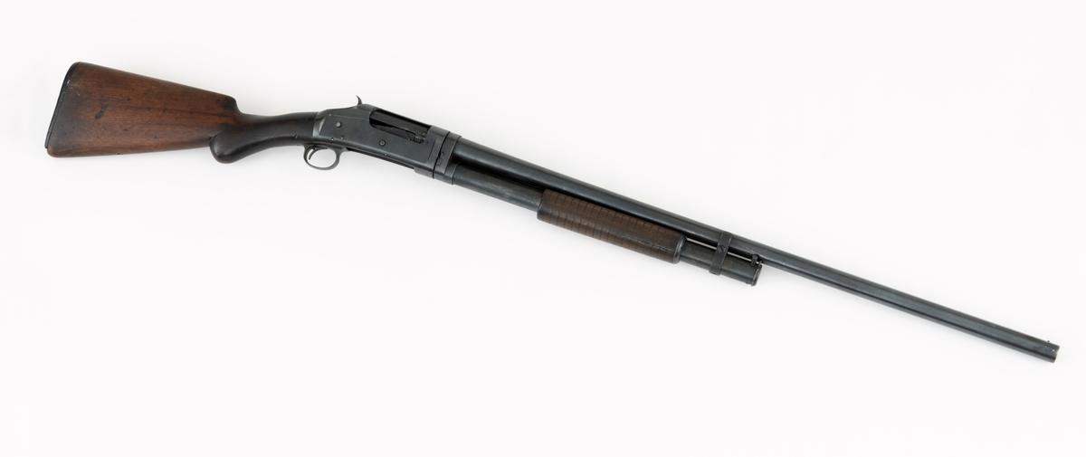 Winchester Model 1897, ei pumpehagle med rørmagasin, produsert av Winchester Repeating Arms Company i New Haven i Connecticut i USA (1866-2006). Dette våpenet er også kjent som Model 97, M97, eller Trench Gun. Model 1897 var en videreutvikling av Winchester Model 1893. Formgiveren bak disse våpnene var børsemakeren John Moses Browning (1855-1926). Magasinet sitter på undersida av løpets bakre del. Det er omgitt av et sylindrisk treskjefte. Når dette handtaket trekkes tilbake, trekkes også sluttstykkebolten bakover, slik at den tomme patronen kastes ut. Når det nevnte handtaket skyves framover igjen mates en ny patron inn i kammeret. Magasinene i Model 97 hadde vanligvis rom for 6 haglpatroner. Våpenet har full trangboring, det vil si at løpet, som bakfra har en diameter på 18,4 millimeter, men er cirka 1 millimeter trangere i den fremre enden. Dette ble gjort for å begrense spredningen haglene fikk på sin veg mot målet. Winchester Model 97 ble produsert i over én million eksemplarer i perioden 1897 til 1957. Ei innstemplet liste over patenter som ligger bak dette våpenet tyder på at den avbildete modellen er produsert etter 1906. Model 97 regnes som den første vellykte pumpehaglemodellen som kom på markedet. Den ble brukt av amerikanske soldater og politiavdelinger, samt av jegere. Her til lands har slike geværer vært omtalt som «Western-våpen». Den avbildete hagla er velbrukt, antakelig av en norsk jeger. Kolben, som ser ut til å være lagd av nøttetre, har tre innskårne bokstaver - «LBR» - som kan ha vært initialene til tidligere eier. 

Denne Winchester-hagla har vært innlånt til museet, men ble fotografert før den ble returnert til eieren.