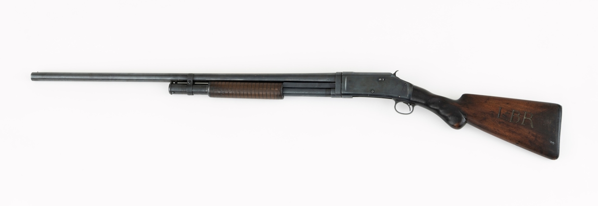Winchester Model 1897, ei pumpehagle med rørmagasin, produsert av Winchester Repeating Arms Company i New Haven i Connecticut i USA (1866-2006). Dette våpenet er også kjent som Model 97, M97, eller Trench Gun. Model 1897 var en videreutvikling av Winchester Model 1893. Formgiveren bak disse våpnene var børsemakeren John Moses Browning (1855-1926). Magasinet sitter på undersida av løpets bakre del. Det er omgitt av et sylindrisk treskjefte. Når dette handtaket trekkes tilbake, trekkes også sluttstykkebolten bakover, slik at den tomme patronen kastes ut. Når det nevnte handtaket skyves framover igjen mates en ny patron inn i kammeret. Magasinene i Model 97 hadde vanligvis rom for 6 haglpatroner. Våpenet har full trangboring, det vil si at løpet, som bakfra har en diameter på 18,4 millimeter, men er cirka 1 millimeter trangere i den fremre enden. Dette ble gjort for å begrense spredningen haglene fikk på sin veg mot målet. Winchester Model 97 ble produsert i over én million eksemplarer i perioden 1897 til 1957. Ei innstemplet liste over patenter som ligger bak dette våpenet tyder på at den avbildete modellen er produsert etter 1906. Model 97 regnes som den første vellykte pumpehaglemodellen som kom på markedet. Den ble brukt av amerikanske soldater og politiavdelinger, samt av jegere. Her til lands har slike geværer vært omtalt som «Western-våpen». Den avbildete hagla er velbrukt, antakelig av en norsk jeger. Kolben, som ser ut til å være lagd av nøttetre, har tre innskårne bokstaver - «LBR» - som kan ha vært initialene til tidligere eier. 

Denne Winchester-hagla har vært innlånt til museet, men ble fotografert før den ble returnert til eieren.