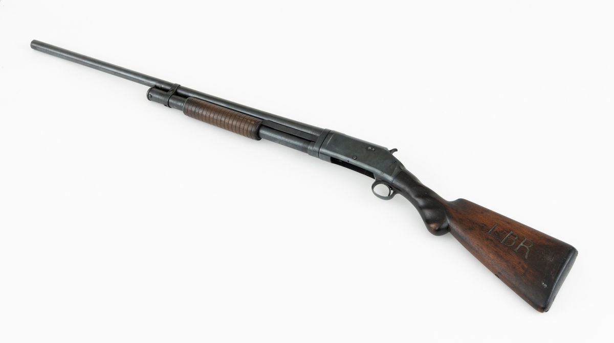 Winchester Model 1897, ei pumpehagle med rørmagasin, produsert av Winchester Repeating Arms Company i New Haven i Connecticut i USA (1866-2006). Dette våpenet er også kjent som Model 97, M97, eller Trench Gun. Model 1897 var en videreutvikling av Winchester Model 1893. Formgiveren bak disse våpnene var børsemakeren John Moses Browning (1855-1926). Magasinet sitter på undersida av løpets bakre del. Det er omgitt av et sylindrisk treskjefte. Når dette handtaket trekkes tilbake, trekkes også sluttstykkebolten bakover, slik at den tomme patronen kastes ut. Når det nevnte handtaket skyves framover igjen mates en ny patron inn i kammeret. Magasinene i Model 97 hadde vanligvis rom for 6 haglpatroner. Våpenet har full trangboring, det vil si at løpet, som bakfra har en diameter på 18,4 millimeter, men er cirka 1 millimeter trangere i den fremre enden. Dette ble gjort for å begrense spredningen haglene fikk på sin veg mot målet. Winchester Model 97 ble produsert i over én million eksemplarer i perioden 1897 til 1957. Ei innstemplet liste over patenter som ligger bak dette våpenet tyder på at den avbildete modellen er produsert etter 1906. Model 97 regnes som den første vellykte pumpehaglemodellen som kom på markedet. Den ble brukt av amerikanske soldater og politiavdelinger, samt av jegere. Her til lands har slike geværer vært omtalt som «Western-våpen». Den avbildete hagla er velbrukt, antakelig av en norsk jeger. Kolben, som ser ut til å være lagd av nøttetre, har tre innskårne bokstaver - «LBR» - som kan ha vært initialene til tidligere eier. 

Denne Winchester-hagla har vært innlånt til museet, men ble fotografert før den ble returnert til eieren.