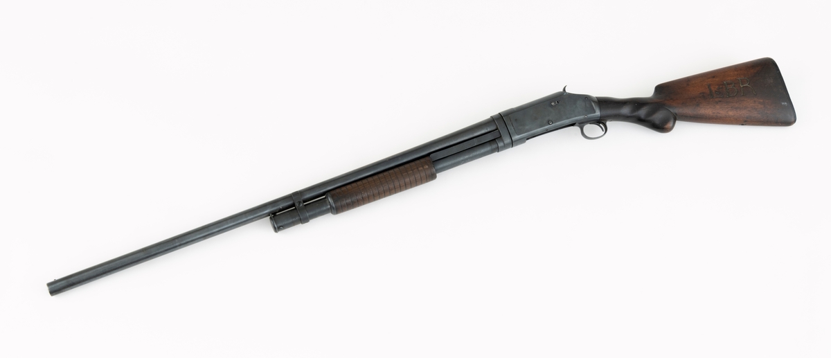 Winchester Model 1897, ei pumpehagle med rørmagasin, produsert av Winchester Repeating Arms Company i New Haven i Connecticut i USA (1866-2006). Dette våpenet er også kjent som Model 97, M97, eller Trench Gun. Model 1897 var en videreutvikling av Winchester Model 1893. Formgiveren bak disse våpnene var børsemakeren John Moses Browning (1855-1926). Magasinet sitter på undersida av løpets bakre del. Det er omgitt av et sylindrisk treskjefte. Når dette handtaket trekkes tilbake, trekkes også sluttstykkebolten bakover, slik at den tomme patronen kastes ut. Når det nevnte handtaket skyves framover igjen mates en ny patron inn i kammeret. Magasinene i Model 97 hadde vanligvis rom for 6 haglpatroner. Våpenet har full trangboring, det vil si at løpet, som bakfra har en diameter på 18,4 millimeter, men er cirka 1 millimeter trangere i den fremre enden. Dette ble gjort for å begrense spredningen haglene fikk på sin veg mot målet. Winchester Model 97 ble produsert i over én million eksemplarer i perioden 1897 til 1957. Ei innstemplet liste over patenter som ligger bak dette våpenet tyder på at den avbildete modellen er produsert etter 1906. Model 97 regnes som den første vellykte pumpehaglemodellen som kom på markedet. Den ble brukt av amerikanske soldater og politiavdelinger, samt av jegere. Her til lands har slike geværer vært omtalt som «Western-våpen». Den avbildete hagla er velbrukt, antakelig av en norsk jeger. Kolben, som ser ut til å være lagd av nøttetre, har tre innskårne bokstaver - «LBR» - som kan ha vært initialene til tidligere eier. 

Denne Winchester-hagla har vært innlånt til museet, men ble fotografert før den ble returnert til eieren.