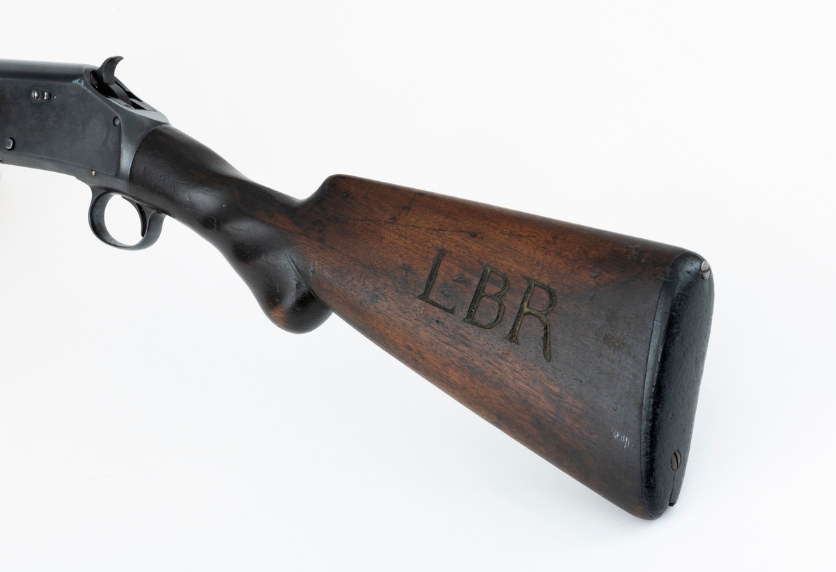 Winchester Model 1897, ei pumpehagle med rørmagasin, produsert av Winchester Repeating Arms Company i New Haven i Connecticut i USA (1866-2006). Dette våpenet er også kjent som Model 97, M97, eller Trench Gun. Model 1897 var en videreutvikling av Winchester Model 1893. Formgiveren bak disse våpnene var børsemakeren John Moses Browning (1855-1926). Magasinet sitter på undersida av løpets bakre del. Det er omgitt av et sylindrisk treskjefte. Når dette handtaket trekkes tilbake, trekkes også sluttstykkebolten bakover, slik at den tomme patronen kastes ut. Når det nevnte handtaket skyves framover igjen mates en ny patron inn i kammeret. Magasinene i Model 97 hadde vanligvis rom for 6 haglpatroner. Våpenet har full trangboring, det vil si at løpet, som bakfra har en diameter på 18,4 millimeter, men er cirka 1 millimeter trangere i den fremre enden. Dette ble gjort for å begrense spredningen haglene fikk på sin veg mot målet. Winchester Model 97 ble produsert i over én million eksemplarer i perioden 1897 til 1957. Ei innstemplet liste over patenter som ligger bak dette våpenet tyder på at den avbildete modellen er produsert etter 1906. Model 97 regnes som den første vellykte pumpehaglemodellen som kom på markedet. Den ble brukt av amerikanske soldater og politiavdelinger, samt av jegere. Her til lands har slike geværer vært omtalt som «Western-våpen». Den avbildete hagla er velbrukt, antakelig av en norsk jeger. Kolben, som ser ut til å være lagd av nøttetre, har tre innskårne bokstaver - «LBR» - som kan ha vært initialene til tidligere eier. 

Denne Winchester-hagla har vært innlånt til museet, men ble fotografert før den ble returnert til eieren.