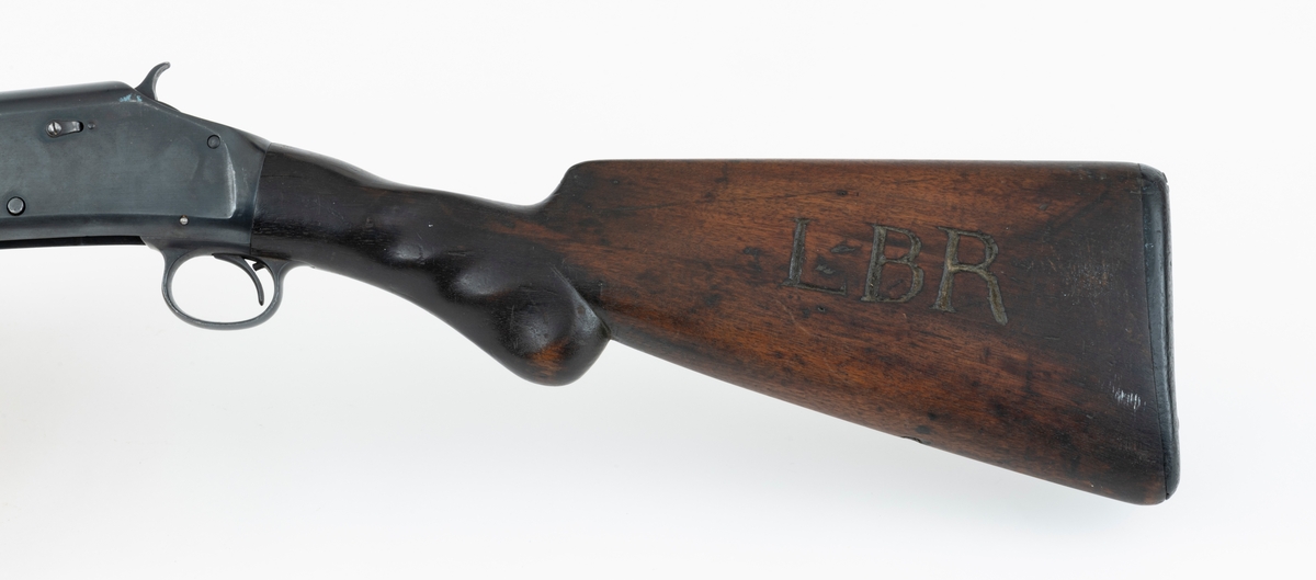 Winchester Model 1897, ei pumpehagle med rørmagasin, produsert av Winchester Repeating Arms Company i New Haven i Connecticut i USA (1866-2006). Dette våpenet er også kjent som Model 97, M97, eller Trench Gun. Model 1897 var en videreutvikling av Winchester Model 1893. Formgiveren bak disse våpnene var børsemakeren John Moses Browning (1855-1926). Magasinet sitter på undersida av løpets bakre del. Det er omgitt av et sylindrisk treskjefte. Når dette handtaket trekkes tilbake, trekkes også sluttstykkebolten bakover, slik at den tomme patronen kastes ut. Når det nevnte handtaket skyves framover igjen mates en ny patron inn i kammeret. Magasinene i Model 97 hadde vanligvis rom for 6 haglpatroner. Våpenet har full trangboring, det vil si at løpet, som bakfra har en diameter på 18,4 millimeter, men er cirka 1 millimeter trangere i den fremre enden. Dette ble gjort for å begrense spredningen haglene fikk på sin veg mot målet. Winchester Model 97 ble produsert i over én million eksemplarer i perioden 1897 til 1957. Ei innstemplet liste over patenter som ligger bak dette våpenet tyder på at den avbildete modellen er produsert etter 1906. Model 97 regnes som den første vellykte pumpehaglemodellen som kom på markedet. Den ble brukt av amerikanske soldater og politiavdelinger, samt av jegere. Her til lands har slike geværer vært omtalt som «Western-våpen». Den avbildete hagla er velbrukt, antakelig av en norsk jeger. Kolben, som ser ut til å være lagd av nøttetre, har tre innskårne bokstaver - «LBR» - som kan ha vært initialene til tidligere eier. 

Denne Winchester-hagla har vært innlånt til museet, men ble fotografert før den ble returnert til eieren.