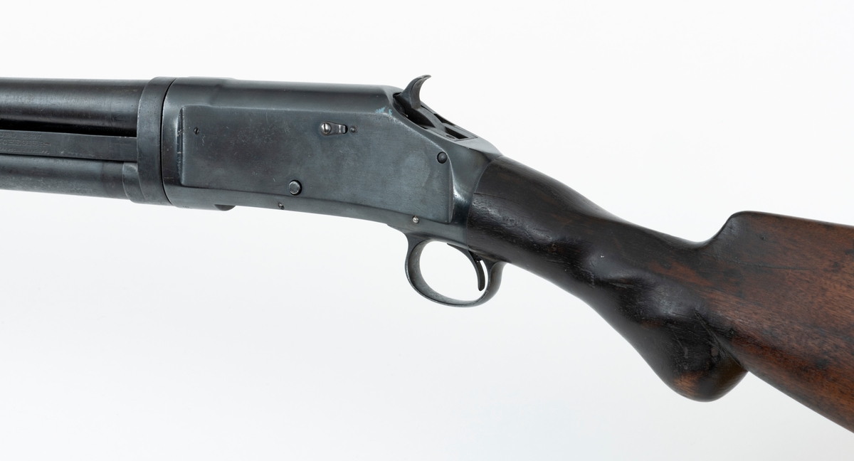 Winchester Model 1897, ei pumpehagle med rørmagasin, produsert av Winchester Repeating Arms Company i New Haven i Connecticut i USA (1866-2006). Dette våpenet er også kjent som Model 97, M97, eller Trench Gun. Model 1897 var en videreutvikling av Winchester Model 1893. Formgiveren bak disse våpnene var børsemakeren John Moses Browning (1855-1926). Magasinet sitter på undersida av løpets bakre del. Det er omgitt av et sylindrisk treskjefte. Når dette handtaket trekkes tilbake, trekkes også sluttstykkebolten bakover, slik at den tomme patronen kastes ut. Når det nevnte handtaket skyves framover igjen mates en ny patron inn i kammeret. Magasinene i Model 97 hadde vanligvis rom for 6 haglpatroner. Våpenet har full trangboring, det vil si at løpet, som bakfra har en diameter på 18,4 millimeter, men er cirka 1 millimeter trangere i den fremre enden. Dette ble gjort for å begrense spredningen haglene fikk på sin veg mot målet. Winchester Model 97 ble produsert i over én million eksemplarer i perioden 1897 til 1957. Ei innstemplet liste over patenter som ligger bak dette våpenet tyder på at den avbildete modellen er produsert etter 1906. Model 97 regnes som den første vellykte pumpehaglemodellen som kom på markedet. Den ble brukt av amerikanske soldater og politiavdelinger, samt av jegere. Her til lands har slike geværer vært omtalt som «Western-våpen». Den avbildete hagla er velbrukt, antakelig av en norsk jeger. Kolben, som ser ut til å være lagd av nøttetre, har tre innskårne bokstaver - «LBR» - som kan ha vært initialene til tidligere eier. 

Denne Winchester-hagla har vært innlånt til museet, men ble fotografert før den ble returnert til eieren.