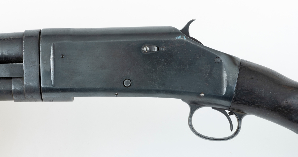 Winchester Model 1897, ei pumpehagle med rørmagasin, produsert av Winchester Repeating Arms Company i New Haven i Connecticut i USA (1866-2006). Dette våpenet er også kjent som Model 97, M97, eller Trench Gun. Model 1897 var en videreutvikling av Winchester Model 1893. Formgiveren bak disse våpnene var børsemakeren John Moses Browning (1855-1926). Magasinet sitter på undersida av løpets bakre del. Det er omgitt av et sylindrisk treskjefte. Når dette handtaket trekkes tilbake, trekkes også sluttstykkebolten bakover, slik at den tomme patronen kastes ut. Når det nevnte handtaket skyves framover igjen mates en ny patron inn i kammeret. Magasinene i Model 97 hadde vanligvis rom for 6 haglpatroner. Våpenet har full trangboring, det vil si at løpet, som bakfra har en diameter på 18,4 millimeter, men er cirka 1 millimeter trangere i den fremre enden. Dette ble gjort for å begrense spredningen haglene fikk på sin veg mot målet. Winchester Model 97 ble produsert i over én million eksemplarer i perioden 1897 til 1957. Ei innstemplet liste over patenter som ligger bak dette våpenet tyder på at den avbildete modellen er produsert etter 1906. Model 97 regnes som den første vellykte pumpehaglemodellen som kom på markedet. Den ble brukt av amerikanske soldater og politiavdelinger, samt av jegere. Her til lands har slike geværer vært omtalt som «Western-våpen». Den avbildete hagla er velbrukt, antakelig av en norsk jeger. Kolben, som ser ut til å være lagd av nøttetre, har tre innskårne bokstaver - «LBR» - som kan ha vært initialene til tidligere eier. 

Denne Winchester-hagla har vært innlånt til museet, men ble fotografert før den ble returnert til eieren.