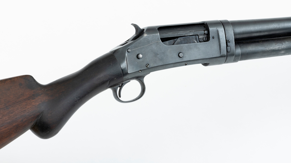 Winchester Model 1897, ei pumpehagle med rørmagasin, produsert av Winchester Repeating Arms Company i New Haven i Connecticut i USA (1866-2006). Dette våpenet er også kjent som Model 97, M97, eller Trench Gun. Model 1897 var en videreutvikling av Winchester Model 1893. Formgiveren bak disse våpnene var børsemakeren John Moses Browning (1855-1926). Magasinet sitter på undersida av løpets bakre del. Det er omgitt av et sylindrisk treskjefte. Når dette handtaket trekkes tilbake, trekkes også sluttstykkebolten bakover, slik at den tomme patronen kastes ut. Når det nevnte handtaket skyves framover igjen mates en ny patron inn i kammeret. Magasinene i Model 97 hadde vanligvis rom for 6 haglpatroner. Våpenet har full trangboring, det vil si at løpet, som bakfra har en diameter på 18,4 millimeter, men er cirka 1 millimeter trangere i den fremre enden. Dette ble gjort for å begrense spredningen haglene fikk på sin veg mot målet. Winchester Model 97 ble produsert i over én million eksemplarer i perioden 1897 til 1957. Ei innstemplet liste over patenter som ligger bak dette våpenet tyder på at den avbildete modellen er produsert etter 1906. Model 97 regnes som den første vellykte pumpehaglemodellen som kom på markedet. Den ble brukt av amerikanske soldater og politiavdelinger, samt av jegere. Her til lands har slike geværer vært omtalt som «Western-våpen». Den avbildete hagla er velbrukt, antakelig av en norsk jeger. Kolben, som ser ut til å være lagd av nøttetre, har tre innskårne bokstaver - «LBR» - som kan ha vært initialene til tidligere eier. 

Denne Winchester-hagla har vært innlånt til museet, men ble fotografert før den ble returnert til eieren.