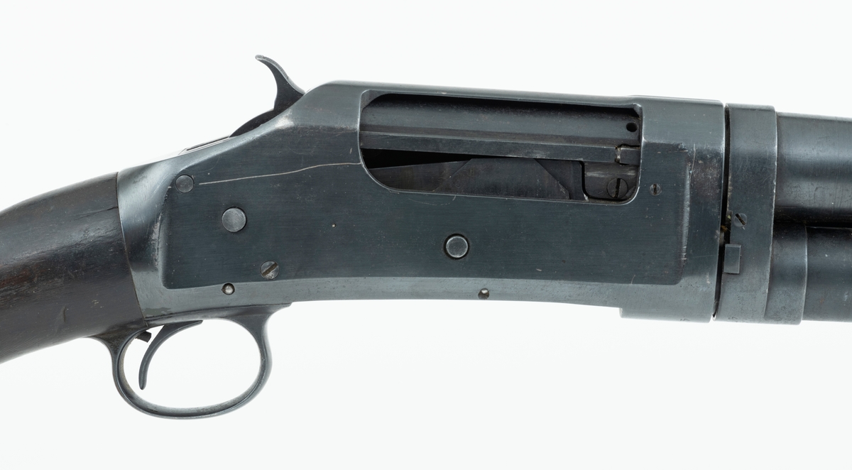 Winchester Model 1897, ei pumpehagle med rørmagasin, produsert av Winchester Repeating Arms Company i New Haven i Connecticut i USA (1866-2006). Dette våpenet er også kjent som Model 97, M97, eller Trench Gun. Model 1897 var en videreutvikling av Winchester Model 1893. Formgiveren bak disse våpnene var børsemakeren John Moses Browning (1855-1926). Magasinet sitter på undersida av løpets bakre del. Det er omgitt av et sylindrisk treskjefte. Når dette handtaket trekkes tilbake, trekkes også sluttstykkebolten bakover, slik at den tomme patronen kastes ut. Når det nevnte handtaket skyves framover igjen mates en ny patron inn i kammeret. Magasinene i Model 97 hadde vanligvis rom for 6 haglpatroner. Våpenet har full trangboring, det vil si at løpet, som bakfra har en diameter på 18,4 millimeter, men er cirka 1 millimeter trangere i den fremre enden. Dette ble gjort for å begrense spredningen haglene fikk på sin veg mot målet. Winchester Model 97 ble produsert i over én million eksemplarer i perioden 1897 til 1957. Ei innstemplet liste over patenter som ligger bak dette våpenet tyder på at den avbildete modellen er produsert etter 1906. Model 97 regnes som den første vellykte pumpehaglemodellen som kom på markedet. Den ble brukt av amerikanske soldater og politiavdelinger, samt av jegere. Her til lands har slike geværer vært omtalt som «Western-våpen». Den avbildete hagla er velbrukt, antakelig av en norsk jeger. Kolben, som ser ut til å være lagd av nøttetre, har tre innskårne bokstaver - «LBR» - som kan ha vært initialene til tidligere eier. 

Denne Winchester-hagla har vært innlånt til museet, men ble fotografert før den ble returnert til eieren.