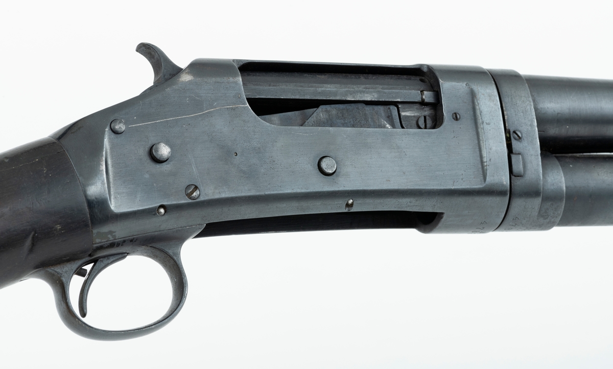 Winchester Model 1897, ei pumpehagle med rørmagasin, produsert av Winchester Repeating Arms Company i New Haven i Connecticut i USA (1866-2006). Dette våpenet er også kjent som Model 97, M97, eller Trench Gun. Model 1897 var en videreutvikling av Winchester Model 1893. Formgiveren bak disse våpnene var børsemakeren John Moses Browning (1855-1926). Magasinet sitter på undersida av løpets bakre del. Det er omgitt av et sylindrisk treskjefte. Når dette handtaket trekkes tilbake, trekkes også sluttstykkebolten bakover, slik at den tomme patronen kastes ut. Når det nevnte handtaket skyves framover igjen mates en ny patron inn i kammeret. Magasinene i Model 97 hadde vanligvis rom for 6 haglpatroner. Våpenet har full trangboring, det vil si at løpet, som bakfra har en diameter på 18,4 millimeter, men er cirka 1 millimeter trangere i den fremre enden. Dette ble gjort for å begrense spredningen haglene fikk på sin veg mot målet. Winchester Model 97 ble produsert i over én million eksemplarer i perioden 1897 til 1957. Ei innstemplet liste over patenter som ligger bak dette våpenet tyder på at den avbildete modellen er produsert etter 1906. Model 97 regnes som den første vellykte pumpehaglemodellen som kom på markedet. Den ble brukt av amerikanske soldater og politiavdelinger, samt av jegere. Her til lands har slike geværer vært omtalt som «Western-våpen». Den avbildete hagla er velbrukt, antakelig av en norsk jeger. Kolben, som ser ut til å være lagd av nøttetre, har tre innskårne bokstaver - «LBR» - som kan ha vært initialene til tidligere eier. 

Denne Winchester-hagla har vært innlånt til museet, men ble fotografert før den ble returnert til eieren.