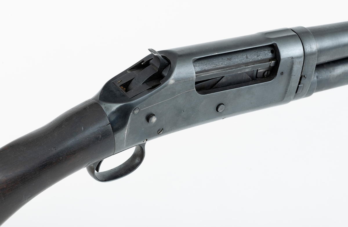 Winchester Model 1897, ei pumpehagle med rørmagasin, produsert av Winchester Repeating Arms Company i New Haven i Connecticut i USA (1866-2006). Dette våpenet er også kjent som Model 97, M97, eller Trench Gun. Model 1897 var en videreutvikling av Winchester Model 1893. Formgiveren bak disse våpnene var børsemakeren John Moses Browning (1855-1926). Magasinet sitter på undersida av løpets bakre del. Det er omgitt av et sylindrisk treskjefte. Når dette handtaket trekkes tilbake, trekkes også sluttstykkebolten bakover, slik at den tomme patronen kastes ut. Når det nevnte handtaket skyves framover igjen mates en ny patron inn i kammeret. Magasinene i Model 97 hadde vanligvis rom for 6 haglpatroner. Våpenet har full trangboring, det vil si at løpet, som bakfra har en diameter på 18,4 millimeter, men er cirka 1 millimeter trangere i den fremre enden. Dette ble gjort for å begrense spredningen haglene fikk på sin veg mot målet. Winchester Model 97 ble produsert i over én million eksemplarer i perioden 1897 til 1957. Ei innstemplet liste over patenter som ligger bak dette våpenet tyder på at den avbildete modellen er produsert etter 1906. Model 97 regnes som den første vellykte pumpehaglemodellen som kom på markedet. Den ble brukt av amerikanske soldater og politiavdelinger, samt av jegere. Her til lands har slike geværer vært omtalt som «Western-våpen». Den avbildete hagla er velbrukt, antakelig av en norsk jeger. Kolben, som ser ut til å være lagd av nøttetre, har tre innskårne bokstaver - «LBR» - som kan ha vært initialene til tidligere eier. 

Denne Winchester-hagla har vært innlånt til museet, men ble fotografert før den ble returnert til eieren.